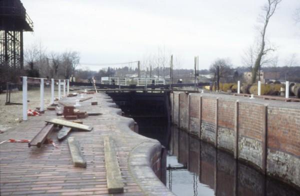 Aldermaston Lock